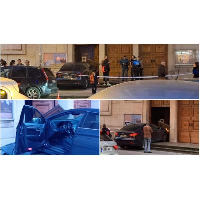 Un coche pierde el control y se empotra contra la puerta del colegio Jesuitas en Pamplona