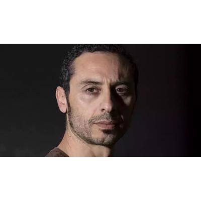 El actor Abdelatif Hwidar, en los 'Conversatorios de la Bibilioteca' de Civican