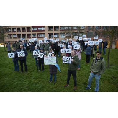 Primera protesta contra el proyecto de vivienda social en Etxabakoitz Norte