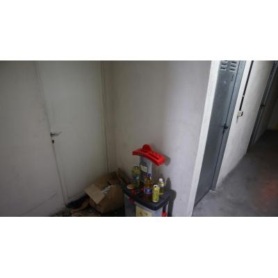 Vecinos de Buztintxuri reclaman solución a las ocupaciones y el vandalismo: "Es un horror vivir aquí"