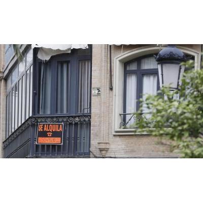 La oferta de vivienda en alquiler se desploma en las zonas tensionadas: Pamplona es la que más pierde de España con un 26% de caída