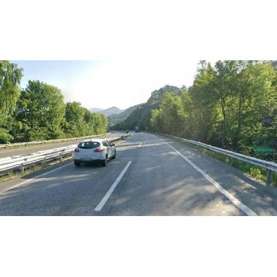 Herida muy grave al volcar en la A-15 en Areso y estar a punto de caer por un precipicio