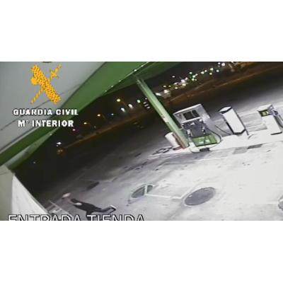Investigan a tres personas por un robo con fuerza en una gasolinera de Castejón