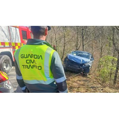 Aparatoso accidente en Navarra: rescatan a una mujer tras quedar su coche al borde de un precipicio