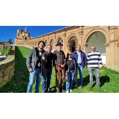 Fernando Trueba visita un pueblo de Navarra buscando localizaciones para su próxima película