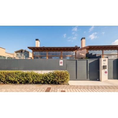 La casa de 336 metros con jardín, terraza acristalada y suelo radiante que se vende a pocos minutos de Pamplona