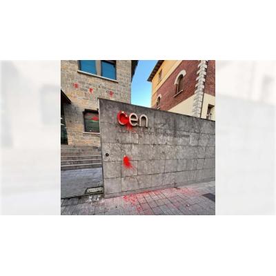 Atacan con pintura roja la fachada de la sede de la CEN en Pamplona