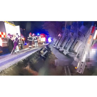 Sale ilesa de milagro en Navarra tras el choque de un camión contra su coche averiado
