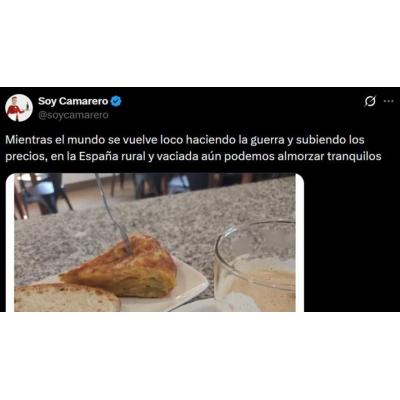 Pide café con leche y tortilla en un bar de pueblo y la gente alucina al ver la cuenta
