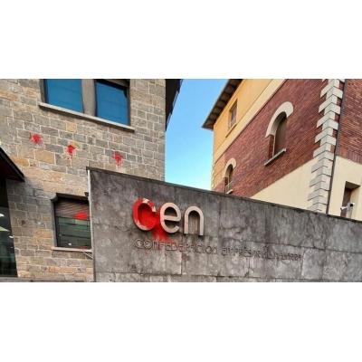Atacan con pintura roja la fachada de la sede de la CEN, en Pamplona