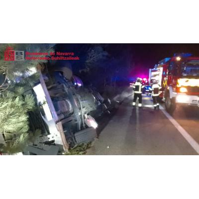 Un camión colisiona contra un coche averiado en la Autopista de Navarra, en Iza