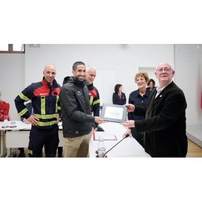 El emotivo homenaje a la Policía Foral y los Bomberos por su ayuda en la DANA: "Paiporta fue un poco Navarra"