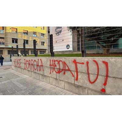 Los proetarras atacan con pintura roja el edificio de la CEN en Pamplona: "Otra vez los de siempre"