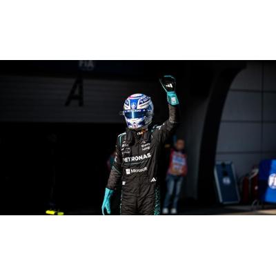 Russell reafirma su dominio y conquista el esprint de China tras resistir el asalto de los Ferrari