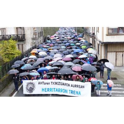 Miles de personas reclaman en Altsasu un tren público y social frente al modelo de Alta Velocidad