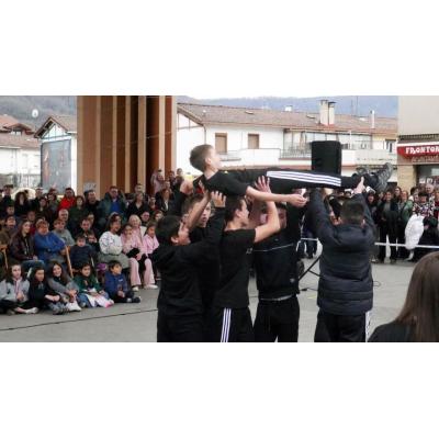 La danza joven toma Iortia con Dantzabideak