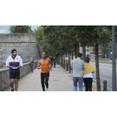 Los expertos coinciden sobre cómo son las personas que caminan muy rápido