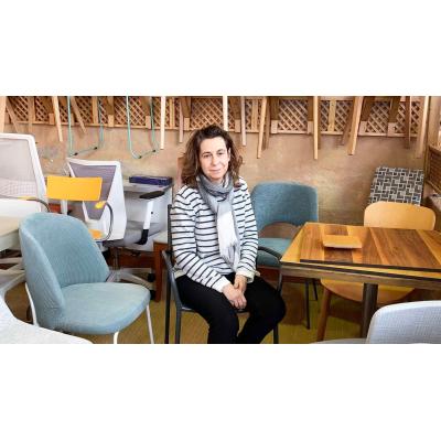 Elena, 30 años en su tienda de mesas y sillas en Pamplona: "Ni hay relevo ni lo busco"