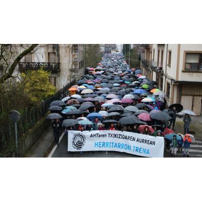 Alsasua se manifiesta contra el TAV y en defensa de un "tren social"