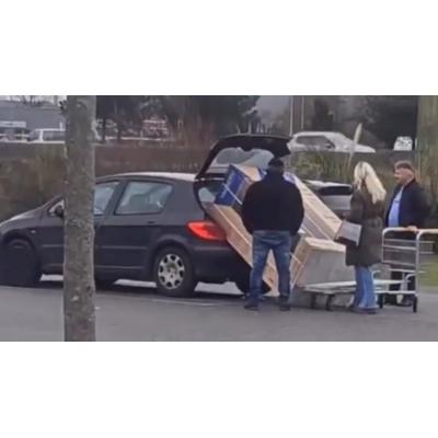 Intentan meter un frigorífico americano en un Peugeot 307 y el vídeo se vuelve viral