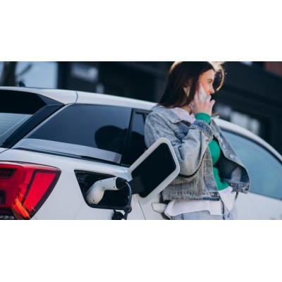 Coches eléctricos en situaciones surrealistas: analizamos las respuestas de la IA