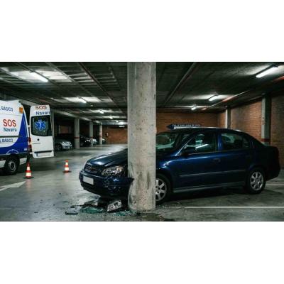 El accidente más inesperado de la noche en Pamplona: un herido de 56 años tras chocar contra la columna de un garaje