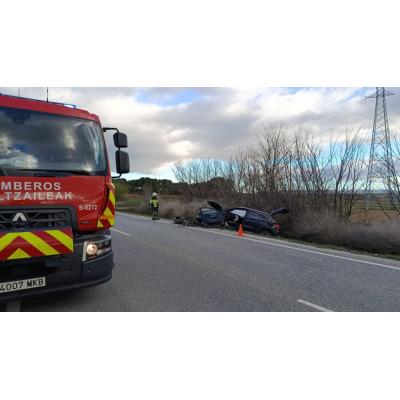 Dos heridos tras un choque frontal entre dos vehículos en la carretera de una localidad navarra