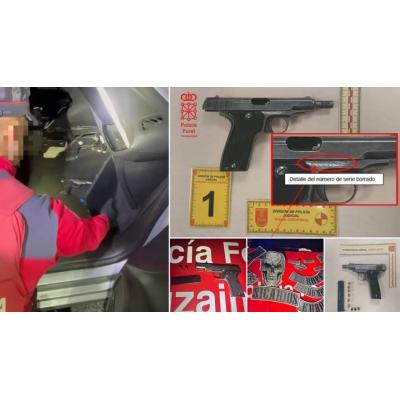 Detenidas cinco personas con una pistola real y parches de simbología violenta en la carretera N-121-A