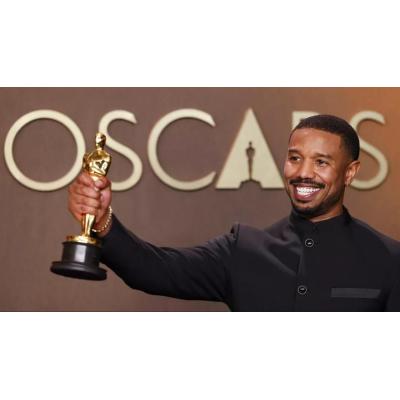 Michael B. Jordan celebra su Oscar llevándoselo a una hamburguesería