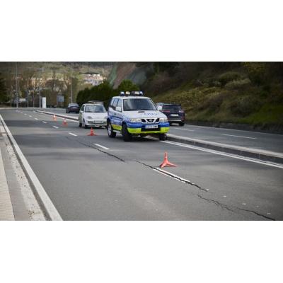 Grandes grietas en el asfalto de Beloso tras la tala de Asiron de más de 100 árboles en Pamplona