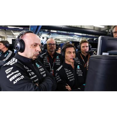 Mercedes se venga de Verstappen