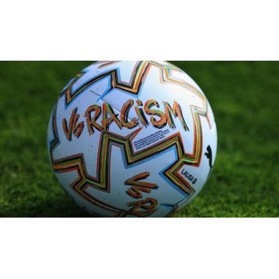 Osasuna se entrena con el balón contra el racismo que rodará el sábado en El Sadar