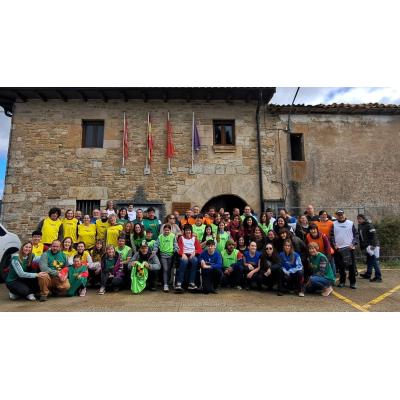 Tres generaciones unidas para jugar: las actividades que unen a los vecinos de dos pueblos de Navarra