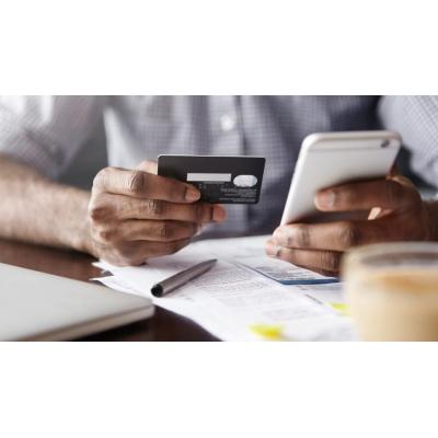 Jordi Domínguez, consultor financiero: "Por estar utilizando tu tarjeta de débito estás perdiendo dinero"