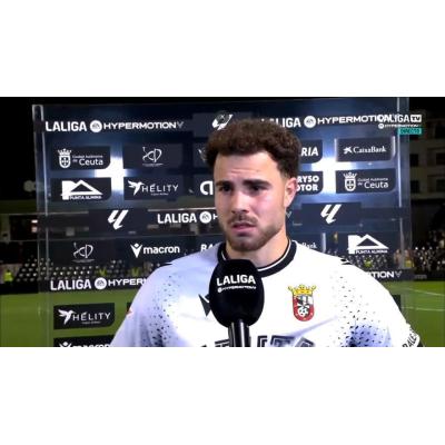Un jugador del Ceuta atiende a la televisión tras el partido y casi acaba en el hospital