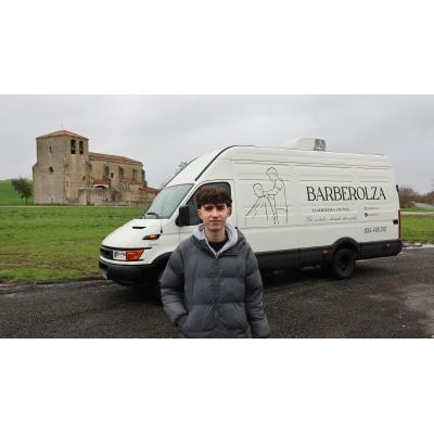 El barbero de Asiáin visita en furgoneta