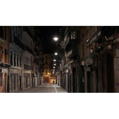 Localizados una hora después de robar una chaqueta en un bar de Pamplona por una alerta bancaria