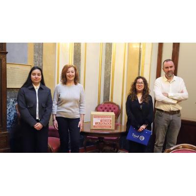 Claret Larraona consigue llevar al Congreso el contrato para que los políticos no insulten ni mientan, entre otros