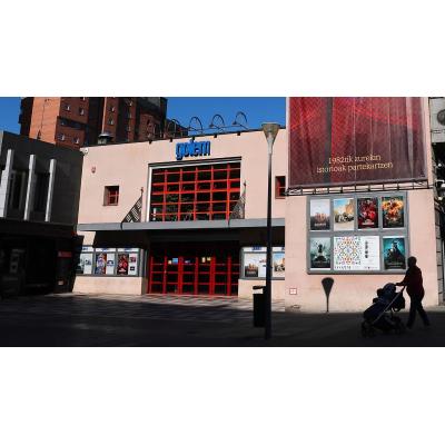 El Ayuntamiento acuerda estudiar la firma de un convenio para usar los cines Bayona como salón de actos en San Juan