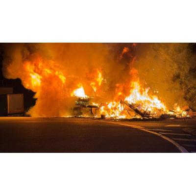 Infierno en Olazagutía: el incendio de un camión articulado deja este vehículo y dos mobil-home calcinados