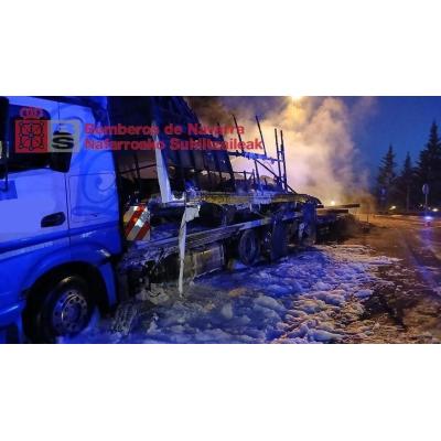 Sofocado el incendio de un camión articulado a la altura de Olazti