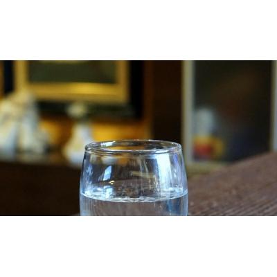 Por qué deberías tomar un vaso de agua antes de comer, según el nutricionista Pablo Ojeda