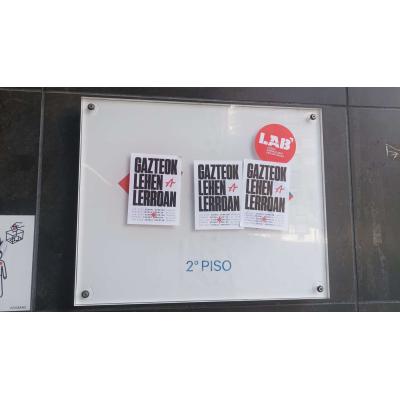 Llenan de pegatinas la sede de UPN en Tudela y Toquero recuerda que “el vandalismo no sale gratis”