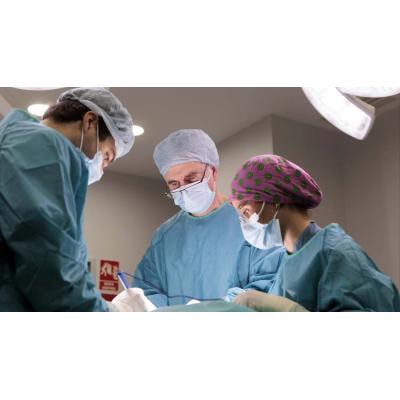 La Clínica Universidad de Navarra logra extirpar un cáncer y confirmar su curación en 30 horas
