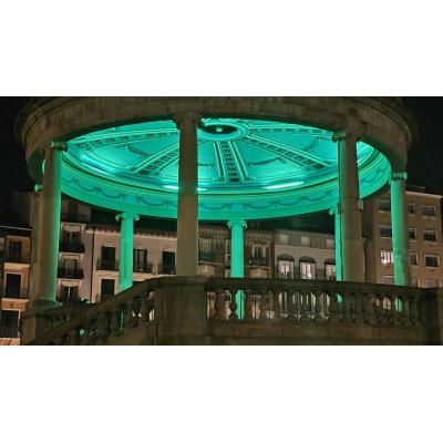 El quiosco de la Plaza del Castillo se ilumina de verde para celebrar San Patricio