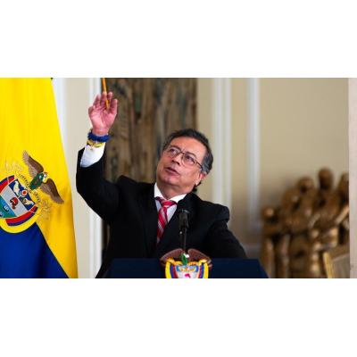 Petro denuncia que Colombia está siendo bombardeada desde Ecuador