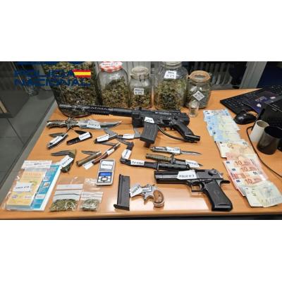 Droga, armas simuladas y siete identificados: el fuerte olor en unos trasteros de Pamplona les delata