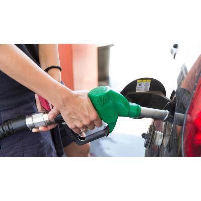 ¿Por qué en las crisis los precios de los combustibles suben como cohetes pero caen como plumas?