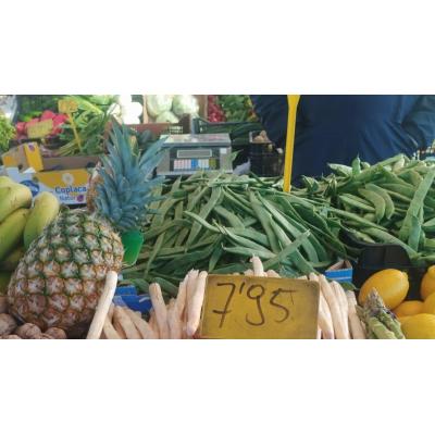 Los primeros espárragos, en el mercadillo de Barañáin, a 7,95 euros el kilo