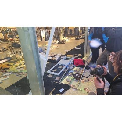 Huelga-17M: Destrozan el Pull&Bear en Bilbao